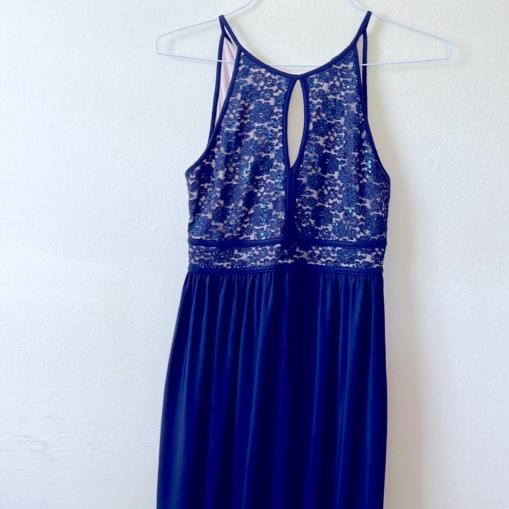 Beautiful long navy blue dress perfect for a wedding size 6p (medium)